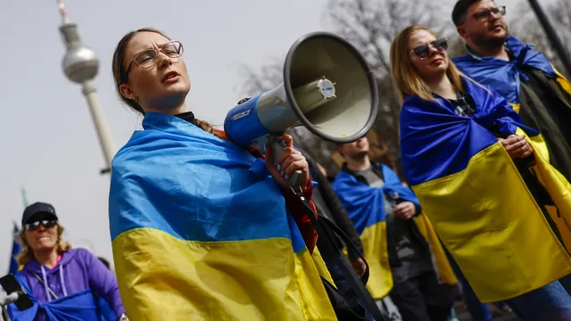 Alaska residents welcome Putin with Ukrainian flags
