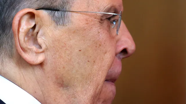Lavrov Arrives in Alaska Wearing a USSR Sweater Ahead of Trump–Putin Meeting